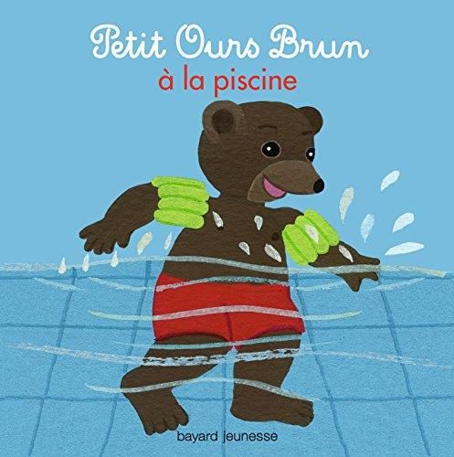 PETIT OURS BRUN A LA PISCINE